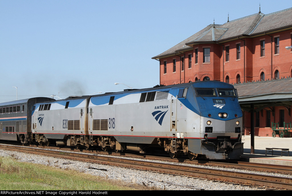 AMTK/818 & 830 bring train P052 to a rare station stop